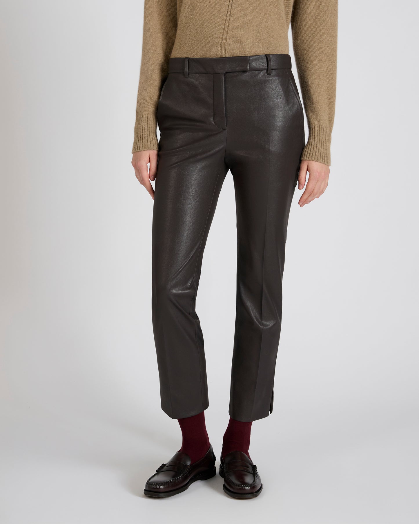 ストレッチフェイクレザー・スリムフィットパンツ