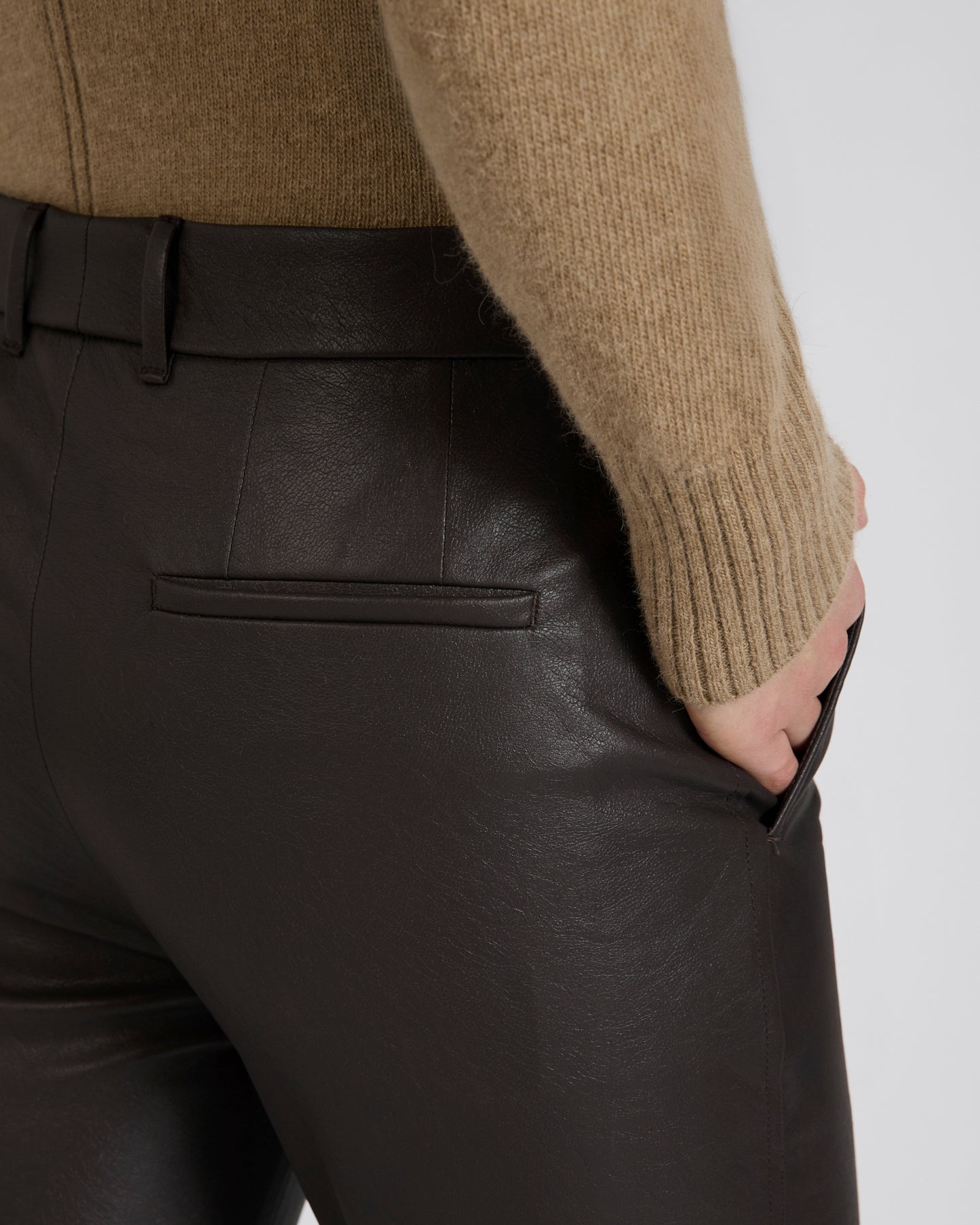 ストレッチフェイクレザー・スリムフィットパンツ