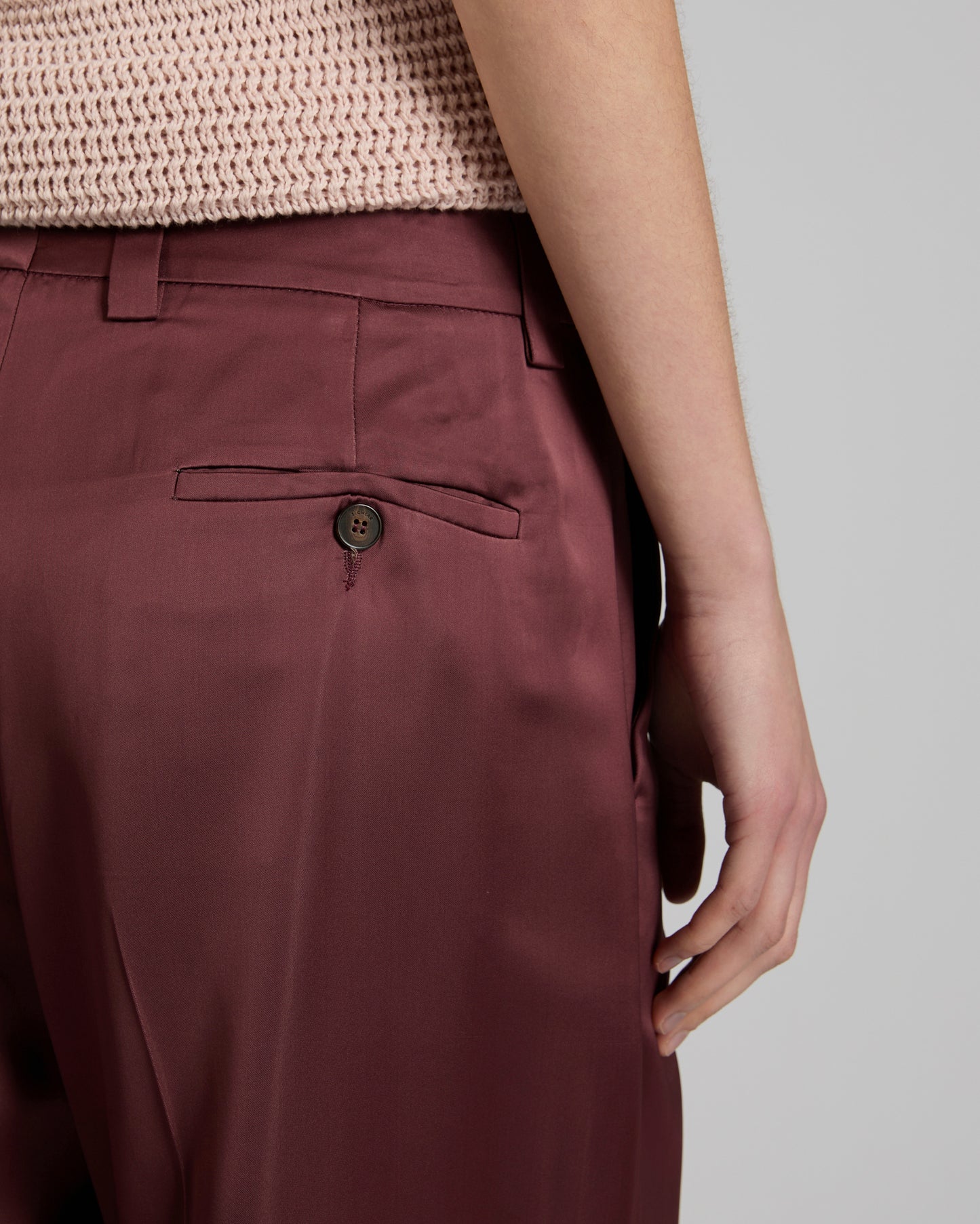 Regular Fit-Hose aus glänzendem Satin