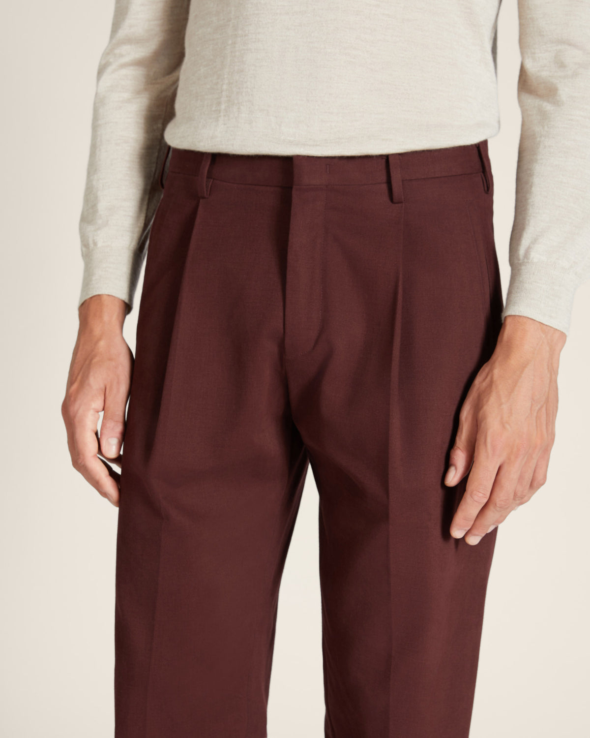 Pantalon sans couture latérale en gabardine de coton et cachemire