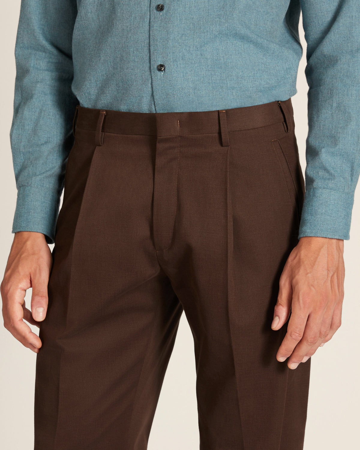 Pantalon sans couture latérale en gabardine de coton et cachemire