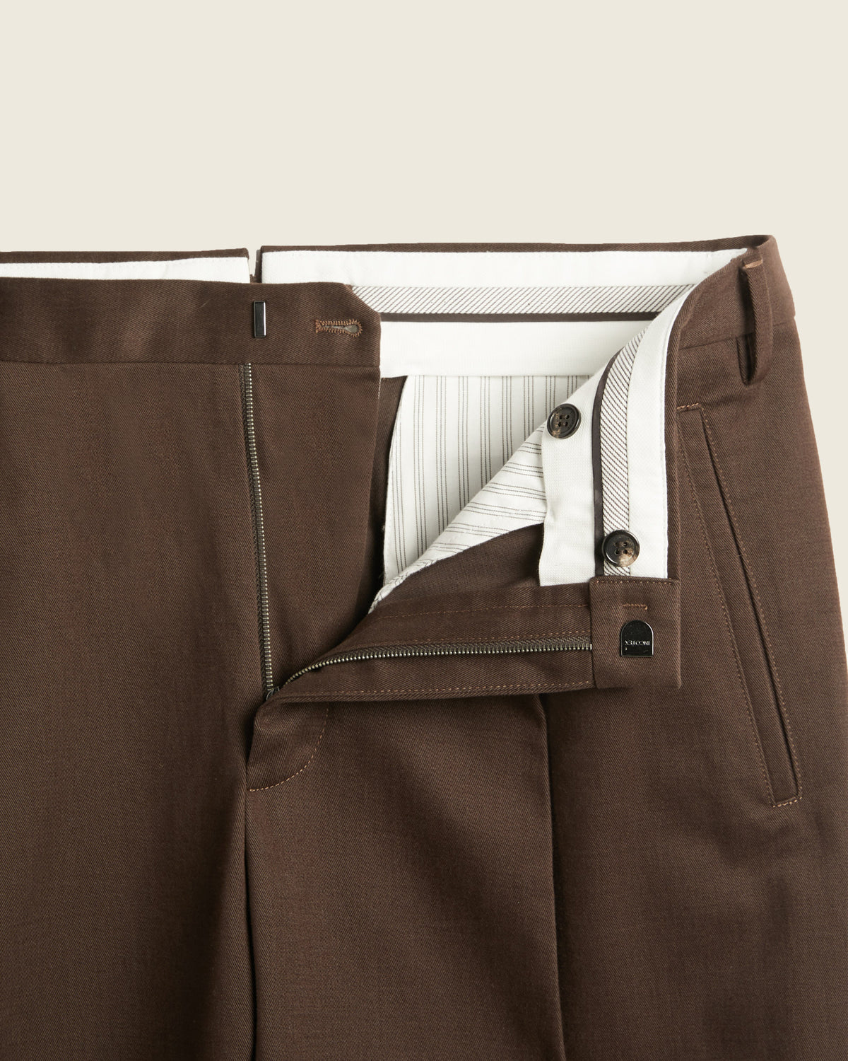 Pantalon sans couture latérale en gabardine de coton et cachemire