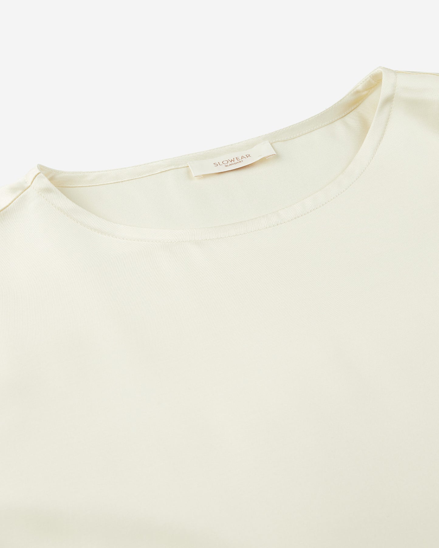 シャイニーサテン・ワイドフィットブラウス