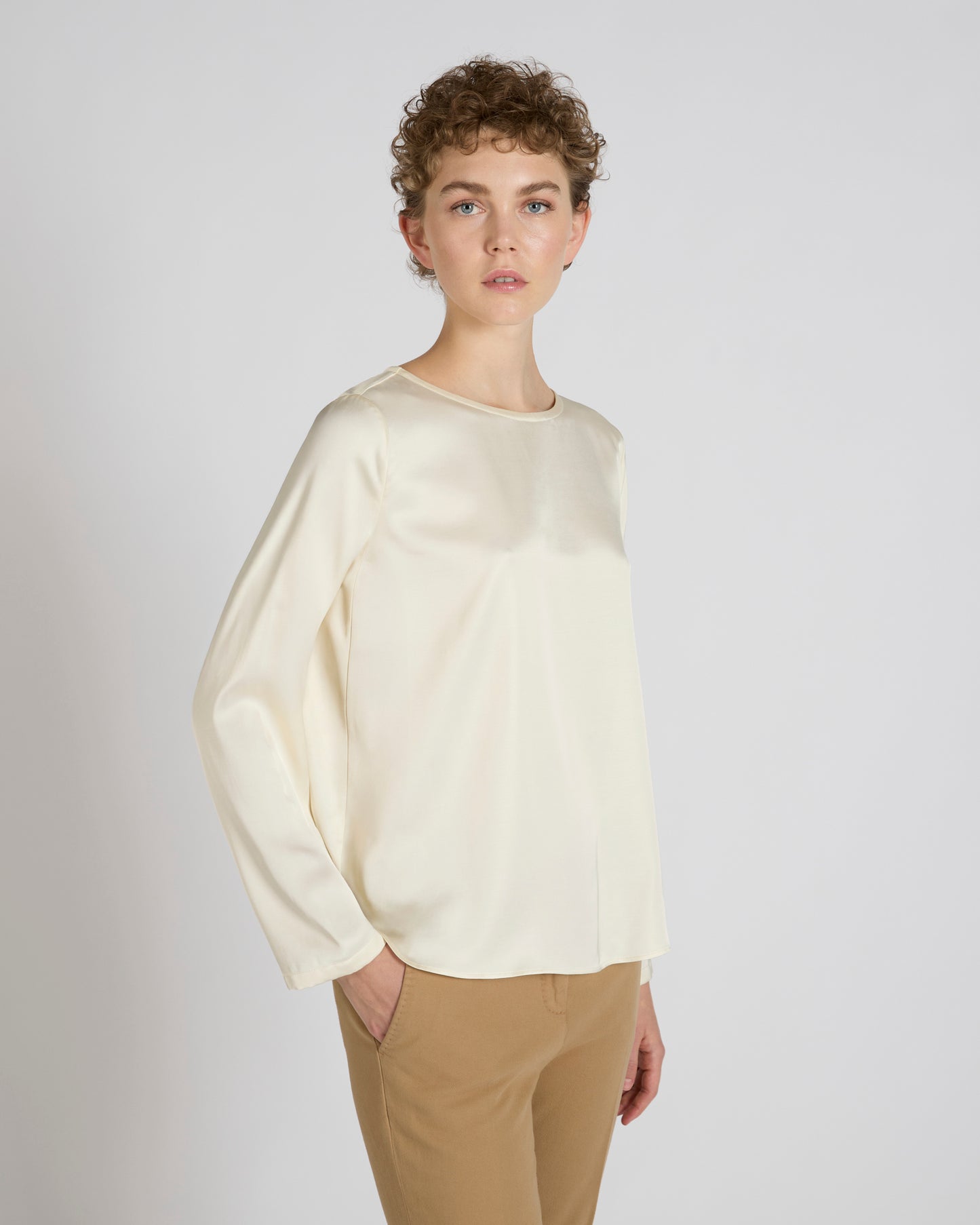 シャイニーサテン・ワイドフィットブラウス