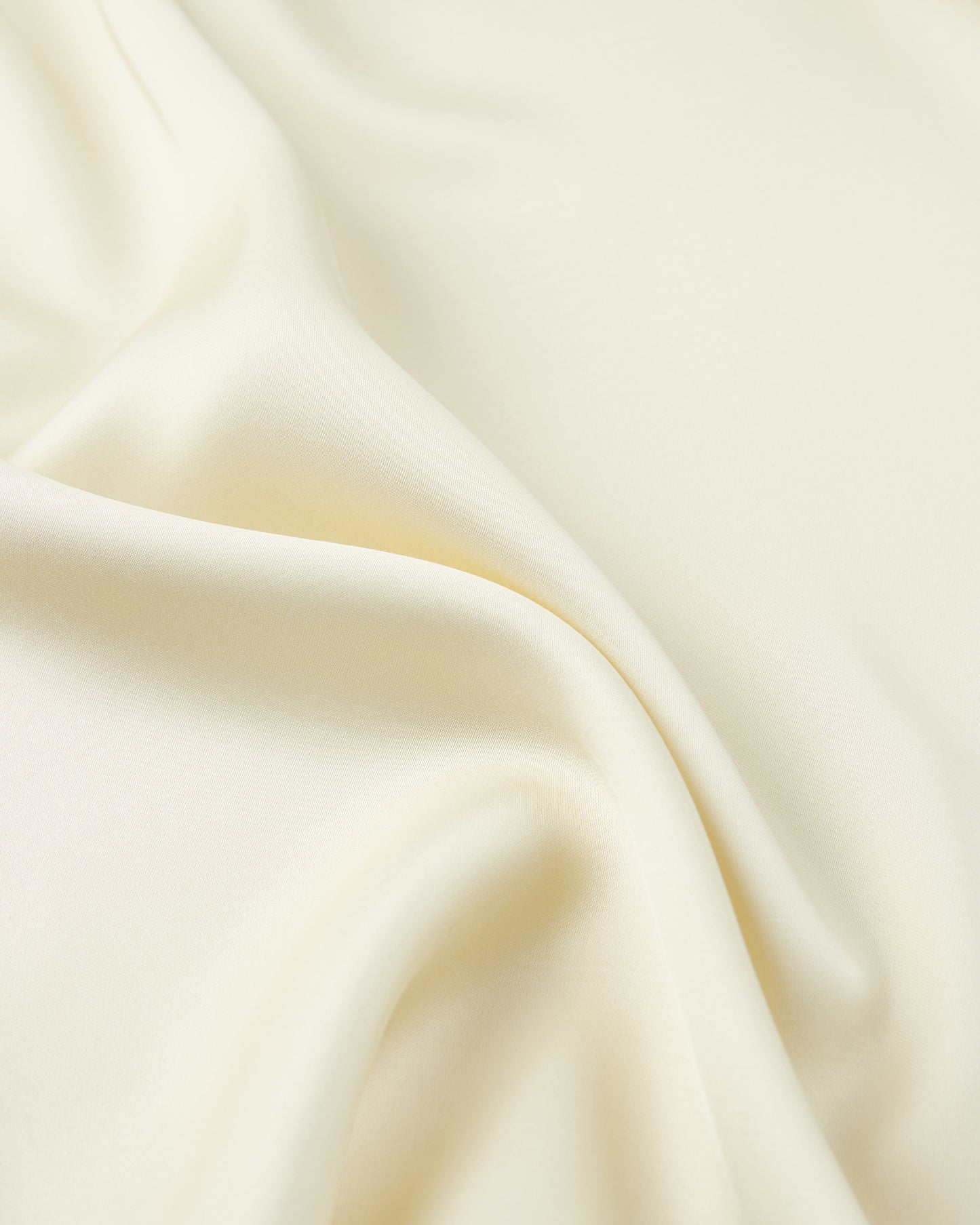 シャイニーサテン・ワイドフィットブラウス