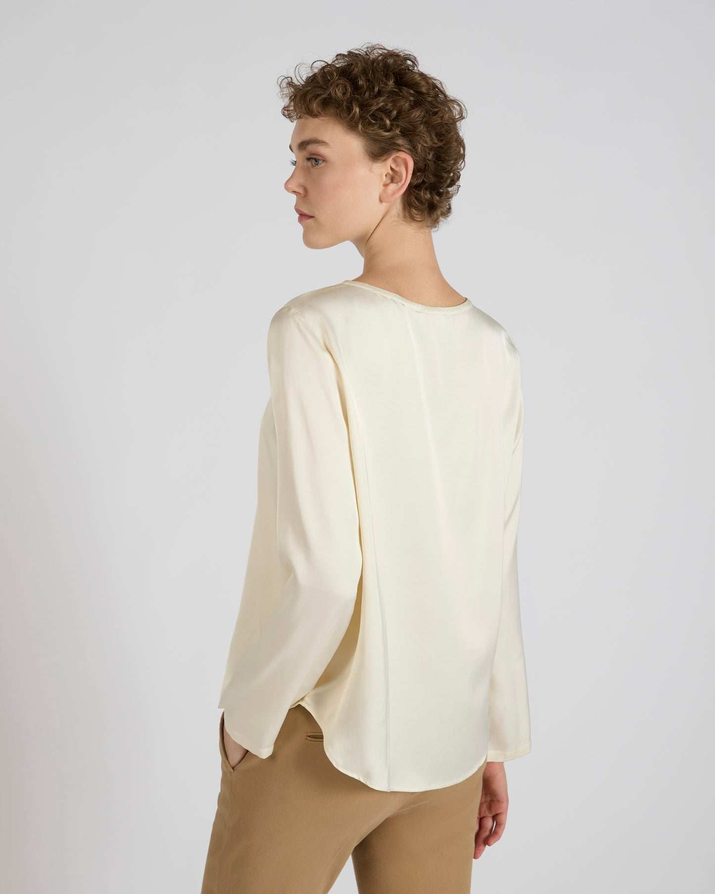 シャイニーサテン・ワイドフィットブラウス