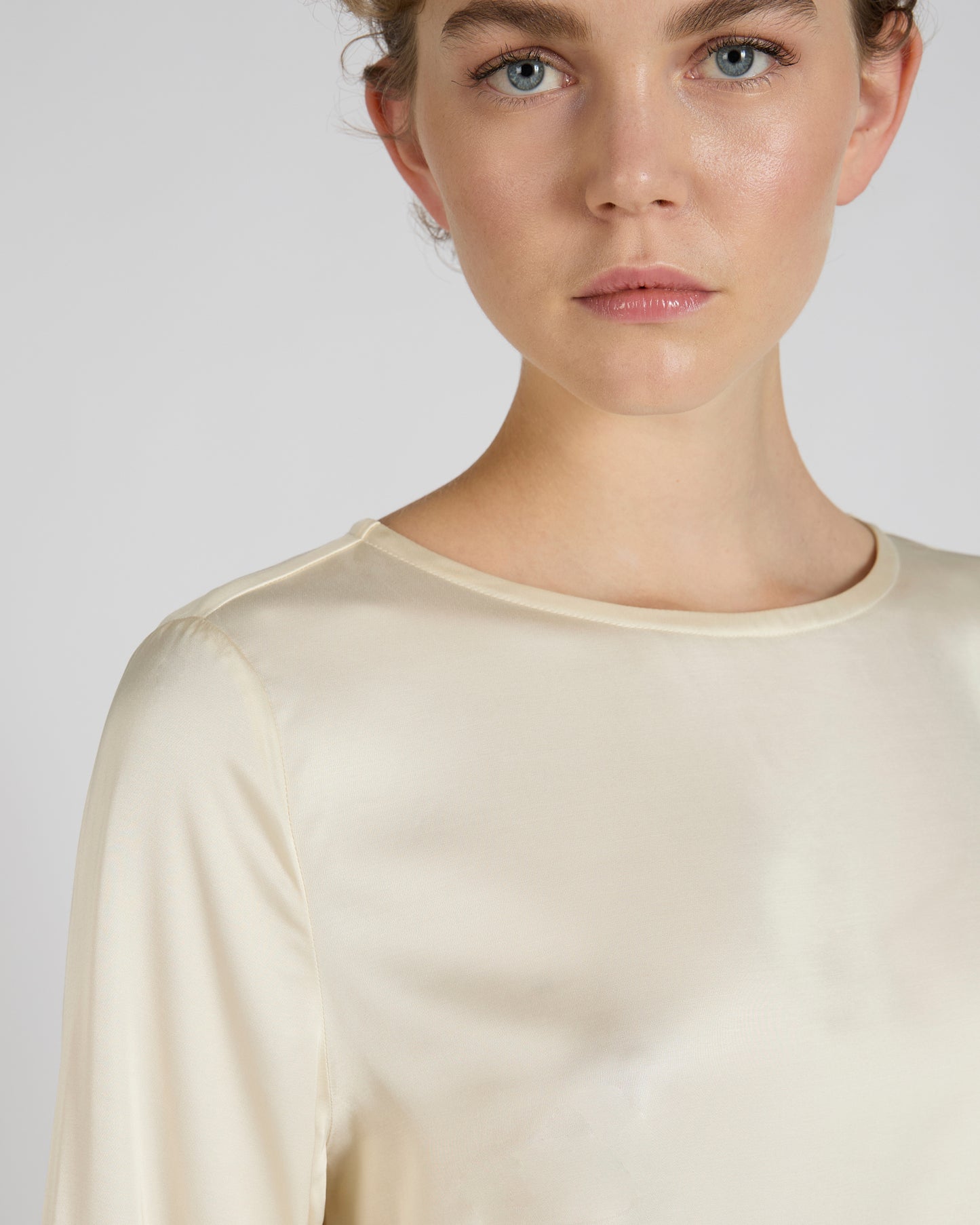 シャイニーサテン・ワイドフィットブラウス