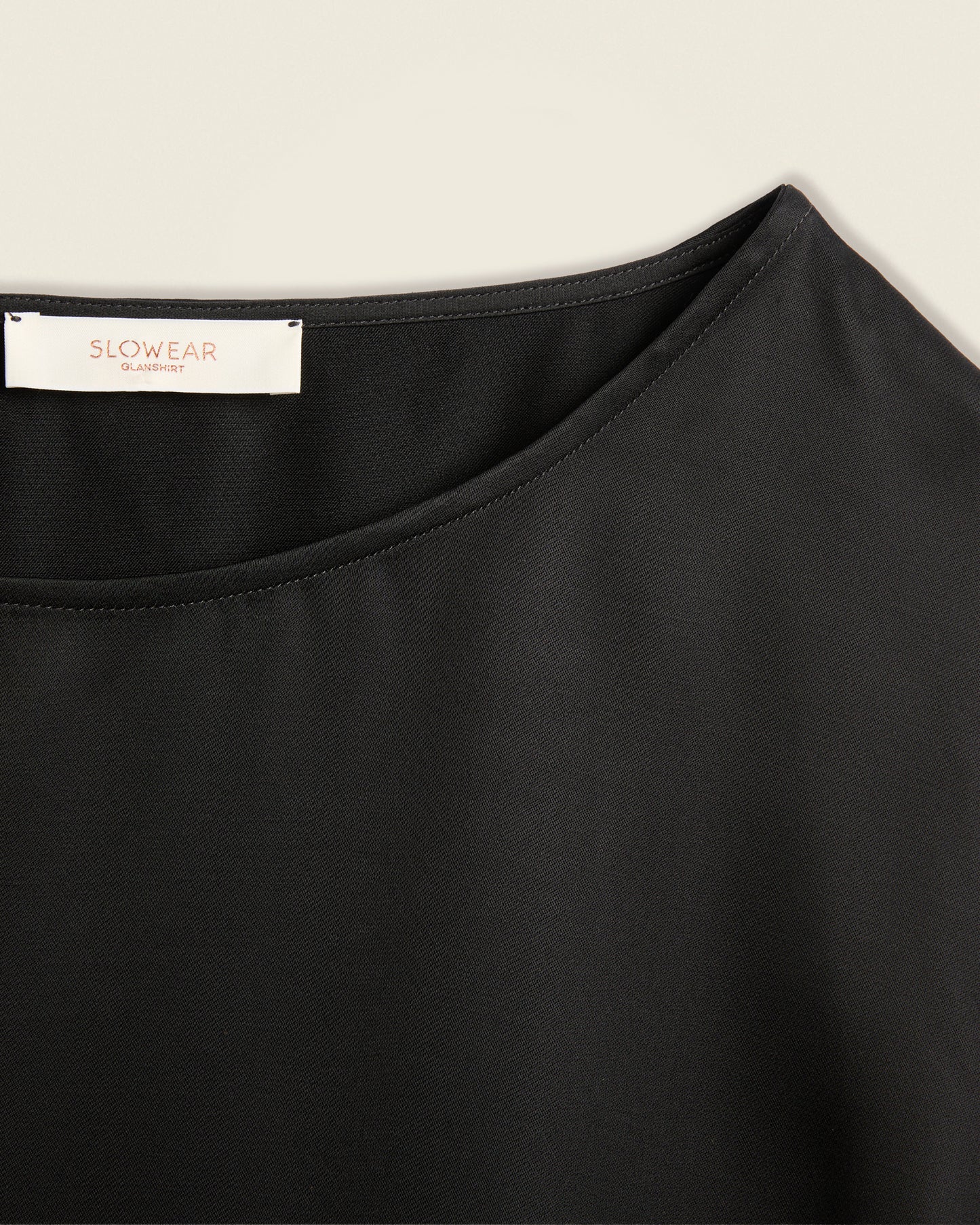 Regular Fit T-Shirt aus Satin mit Spitzenbesatz