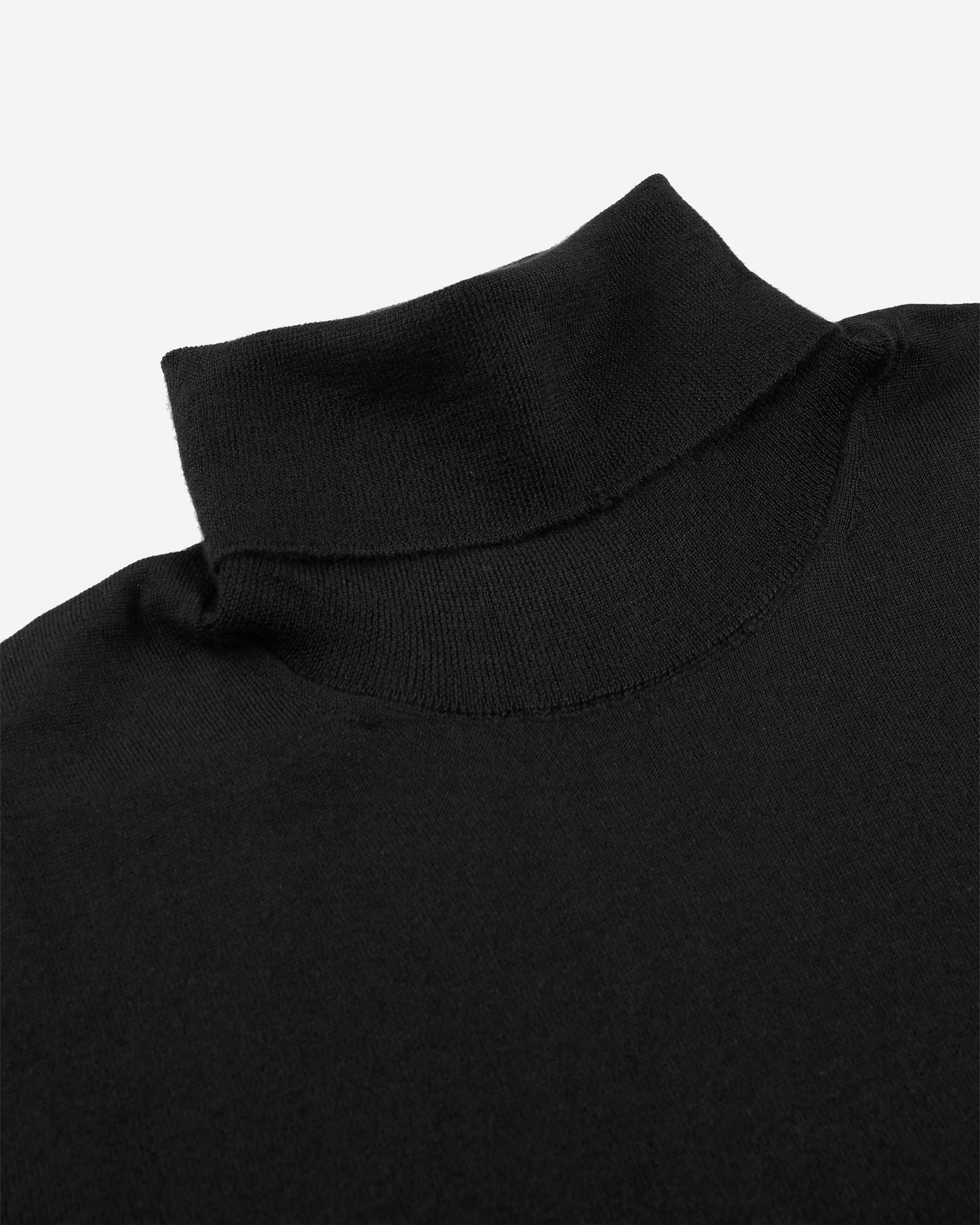 カシミアとシルク・スリムフィットタートルネック