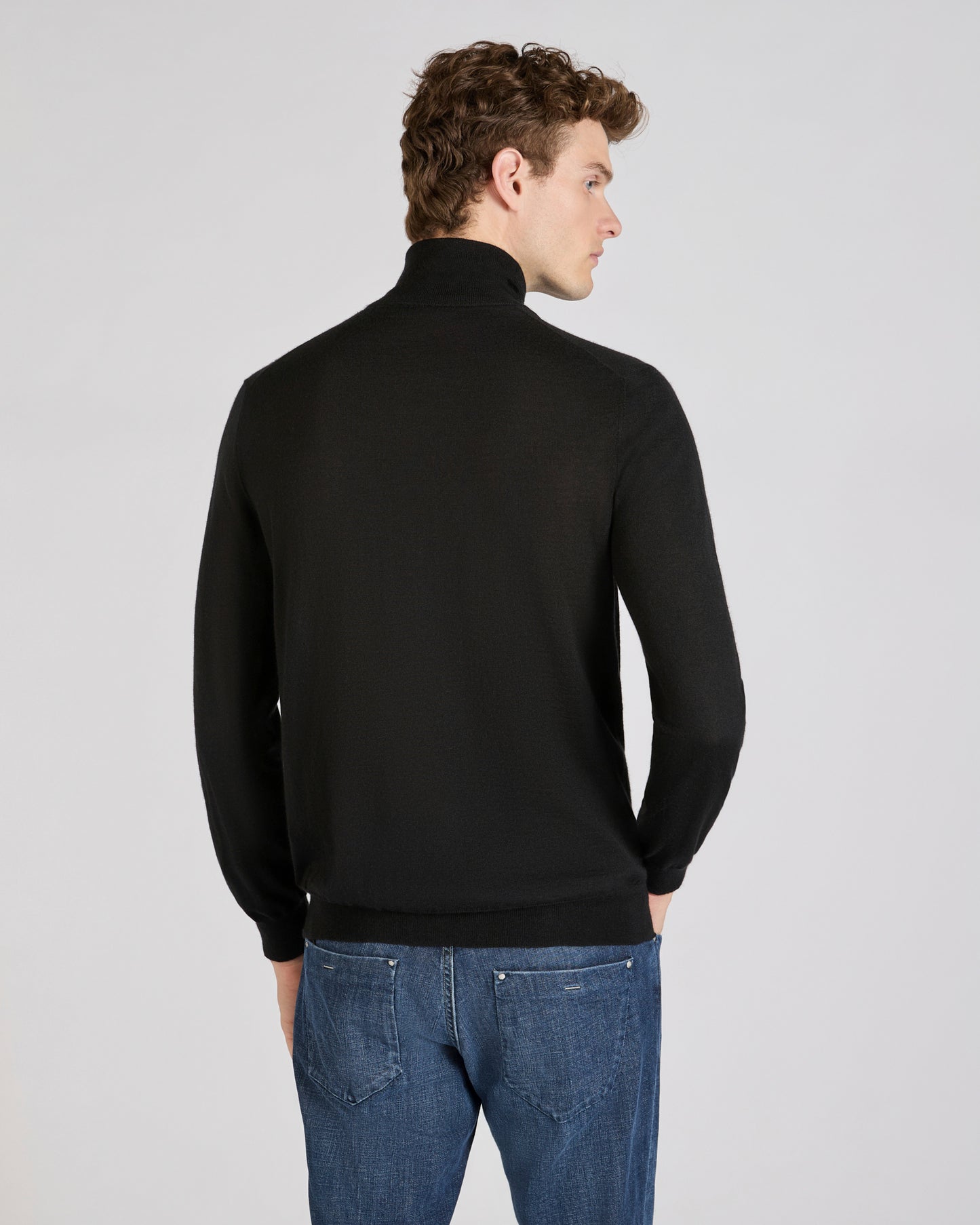 カシミアとシルク・スリムフィットタートルネック