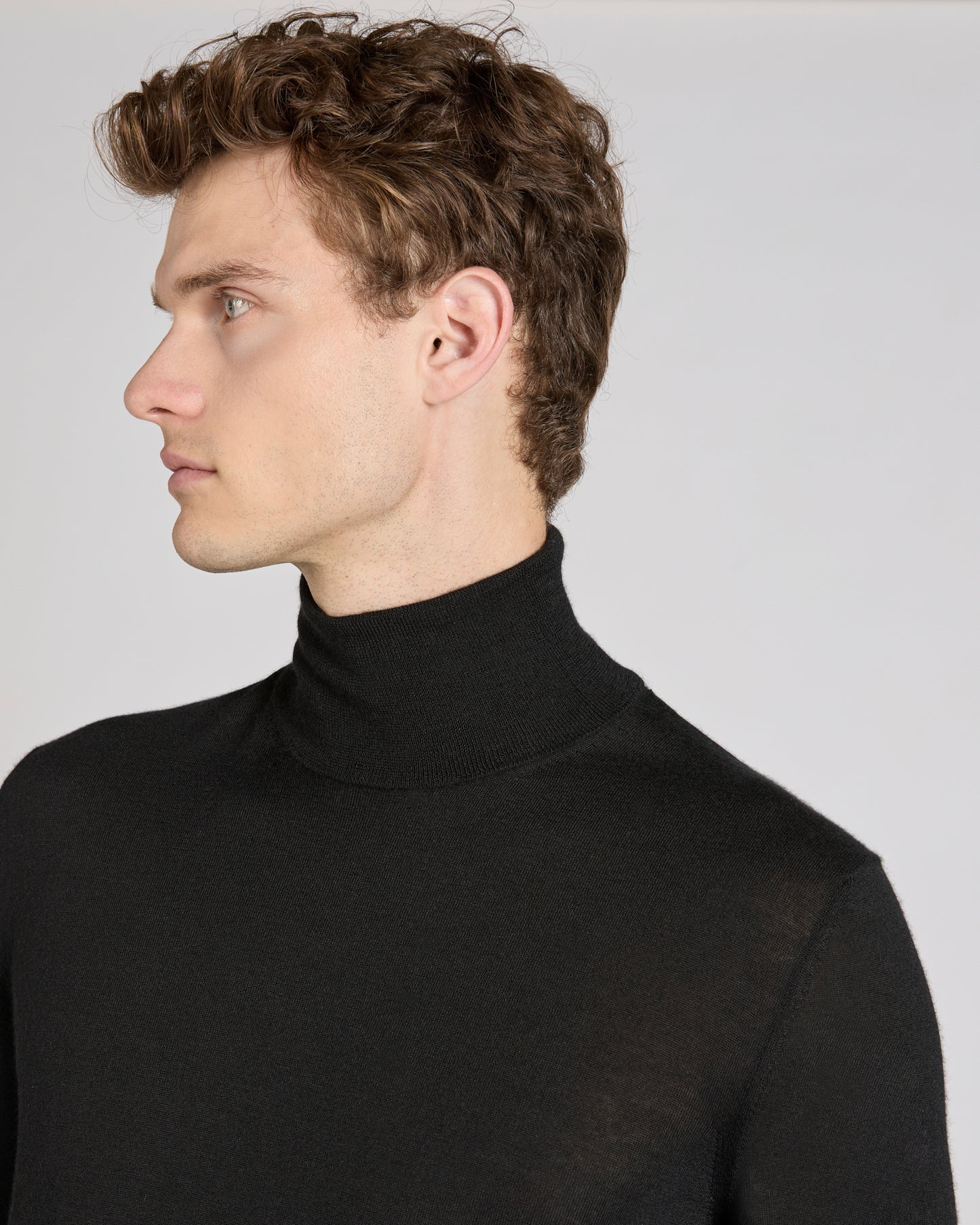 カシミアとシルク・スリムフィットタートルネック