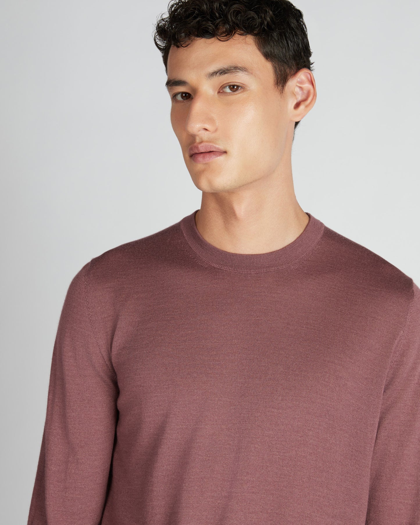 カシミアとシルク・スリムフィットクルーネック