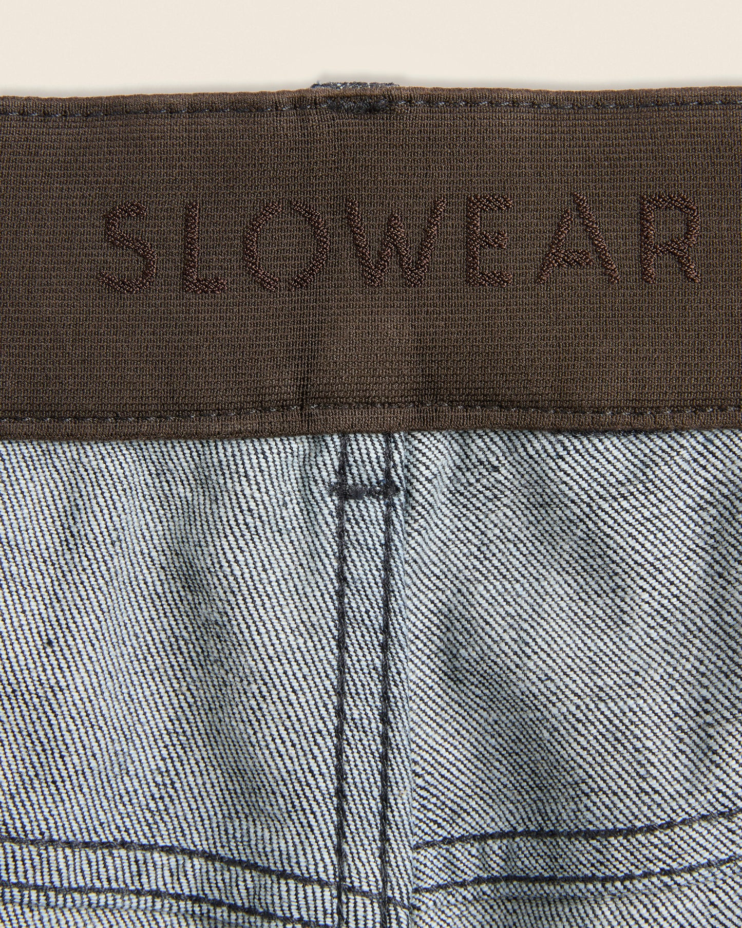 Pantalon cinq poches ajustée en denim stretch coupe